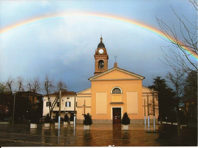 La Chiesa con un bell'arcobaleno
