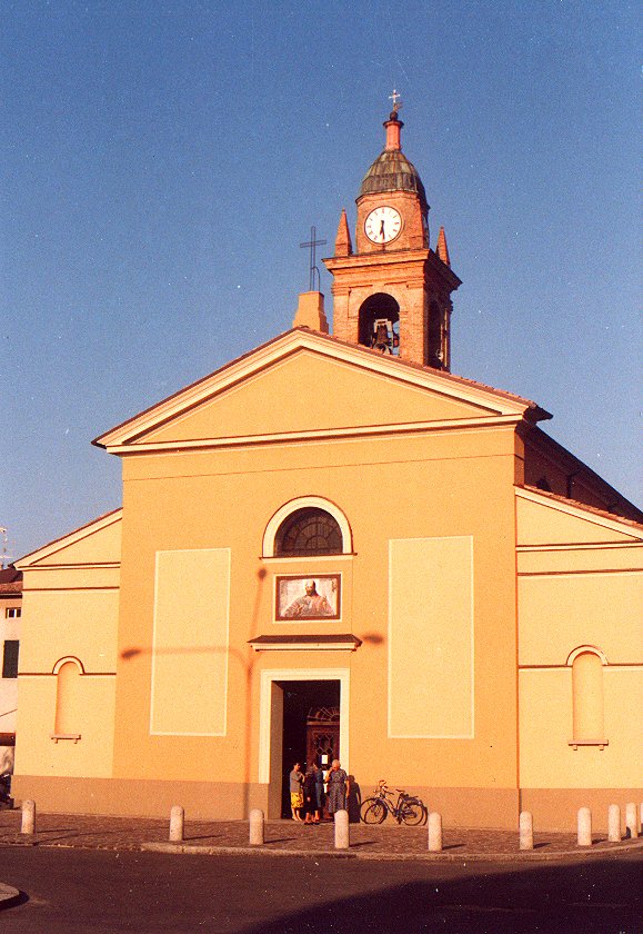 La Chiesa prima della ristrutturazione della piazza