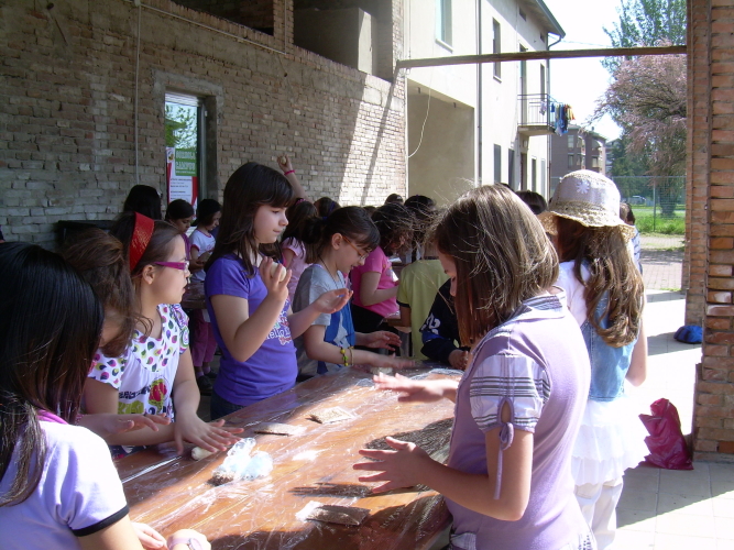 Un momento della Giornata Comunitaria dei ragazzi che si preparano alla Prima Comunione (2011)