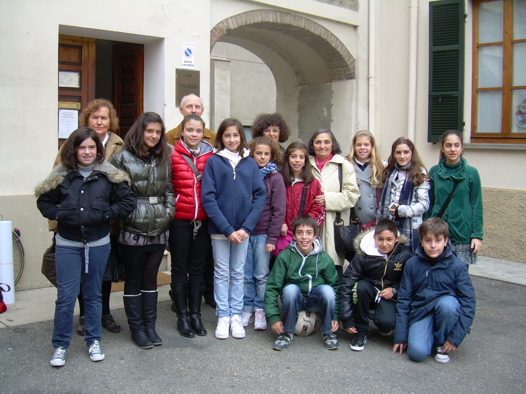 30/10/2011: un gruppo di ragazzi di 1Â° media con Luisa Flisi