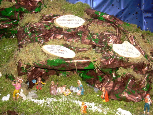Presepe 2011: particolare delle formelle contenenti le opere di misericordia corporali e spirituali