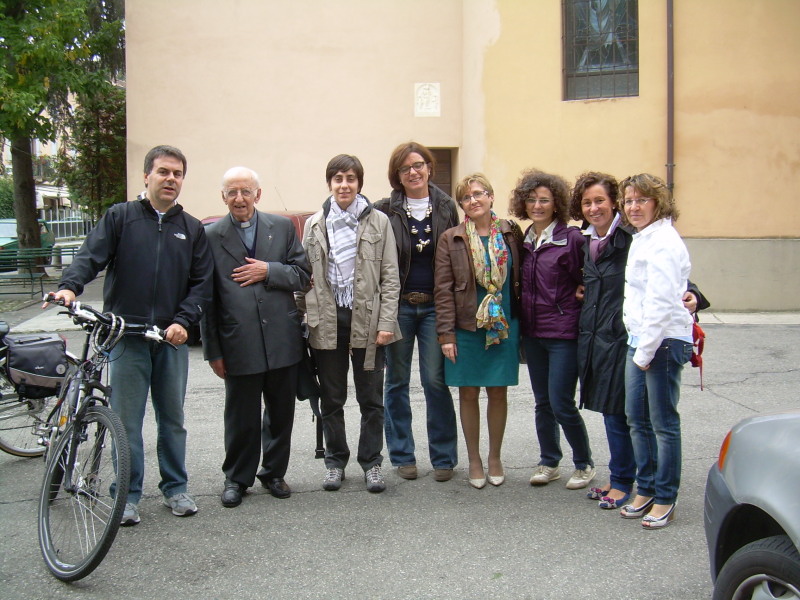40Â° dell'arrivo di don Pesci a Sorbolo: don Pesci e un gruppo di parrocchiani, 14/10/2012