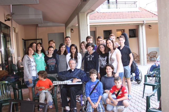 Ragazzi in visita a don Giuseppe, 06/2013