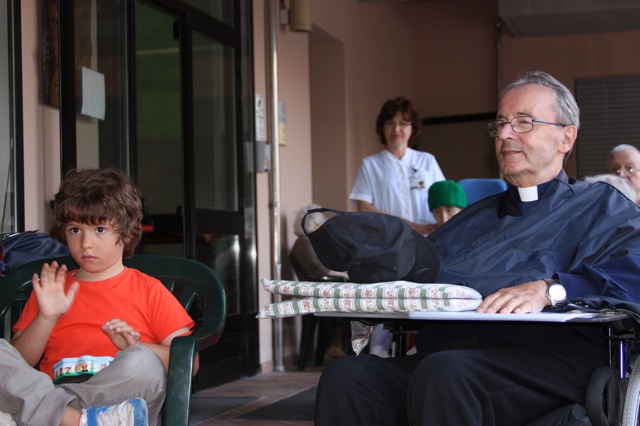 Ragazzi in visita a don Giuseppe, 06/2013