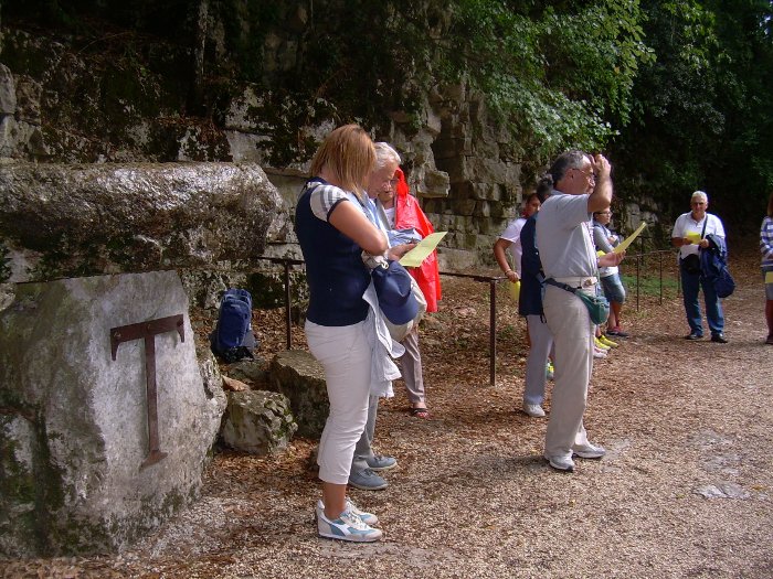 \"Pellegrinaggio ad Assisi, gruppo \"\"Carica del 2002\"\", 2-3/09/2015. Eremo carceri, consegna del Tau\"