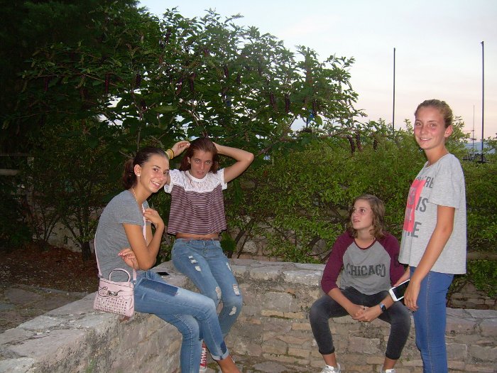 \"Pellegrinaggio ad Assisi, gruppo \"\"Carica del 2002\"\", 2-3/09/2015. Relax in attesa della cena\"