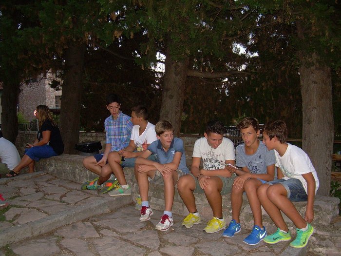 \"Pellegrinaggio ad Assisi, gruppo \"\"Carica del 2002\"\", 2-3/09/2015. Relax in attesa della cena\"