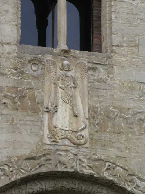 PAVIA: San Michele Arcangelo sulla facciata dell