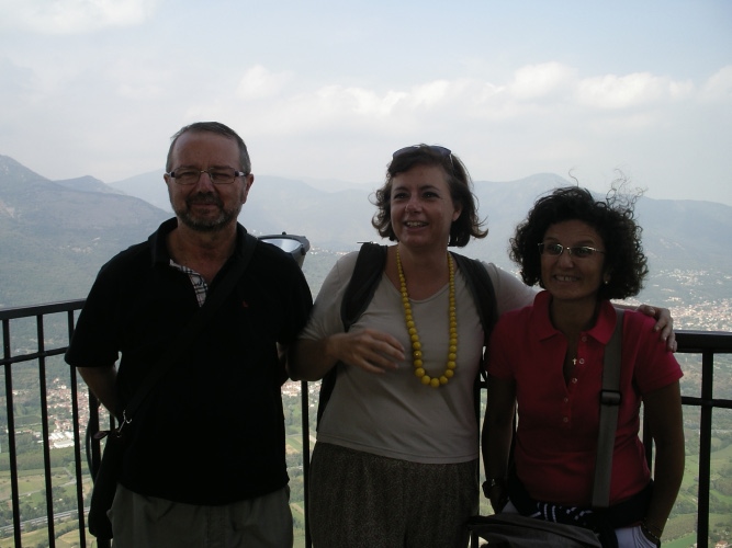 SACRA DI SAN MICHELE: Alcuni pellegrini sul balconcino panoramico