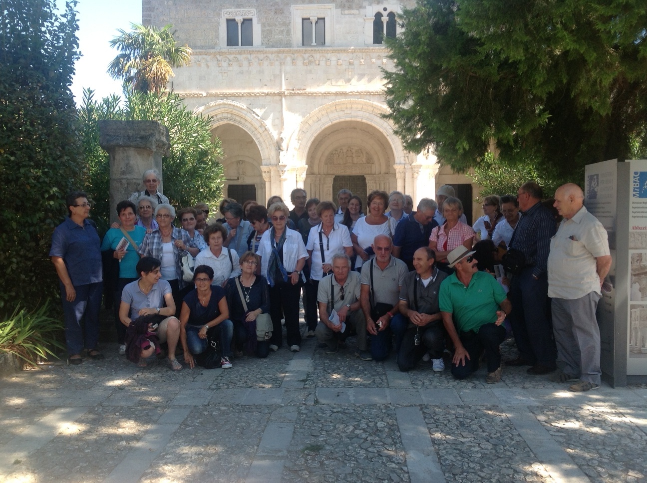Il gruppo davanti all'abbazia di San Clemente