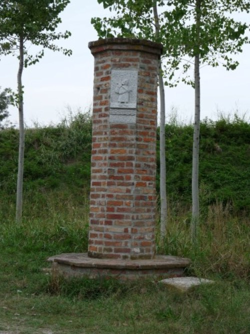 P1560813